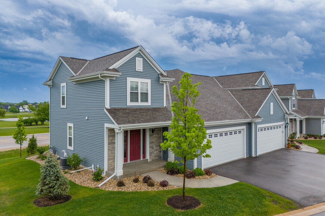 Meadowland Townhomes in Mukwonago, WI - Foto de edificio