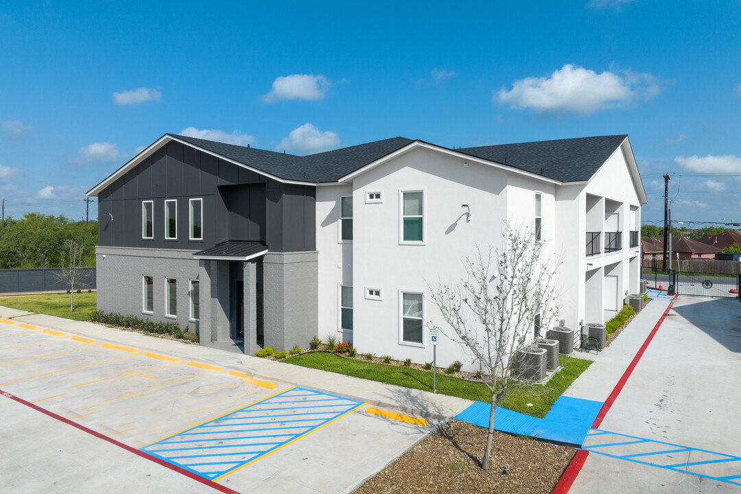 EL Cedro Apartments in Brownsville, TX - Foto de edificio