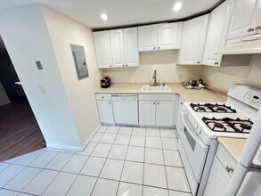 295 W Wyoming Ave, Unit 9C in Stoneham, MA - Building Photo - Building Photo