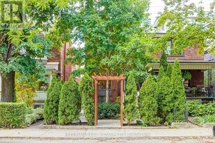 916 Manning Ave in Toronto, ON - Building Photo