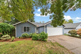 319 NW Angela Ln in Hillsboro, OR - Building Photo - Building Photo