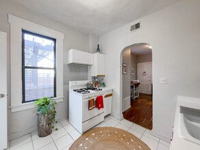 2136 N Clifton Ave, Unit M06B in Chicago, IL - Building Photo - Building Photo