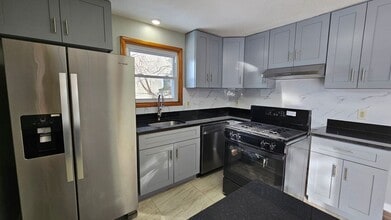 32 Morrison St in Vernon, CT - Building Photo - Building Photo