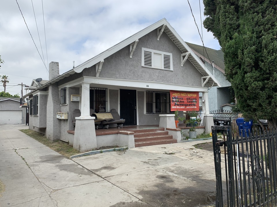 226 W 57th St in Los Angeles, CA - Building Photo