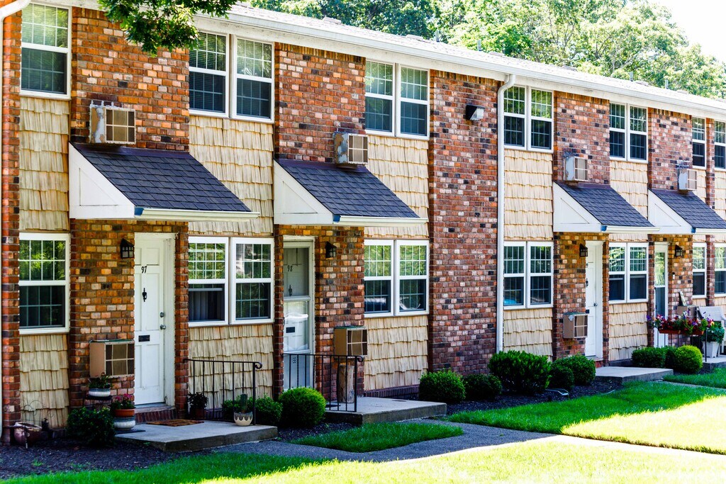 Town and Country Luxury Apartments Hampton Bays, NY Apartments