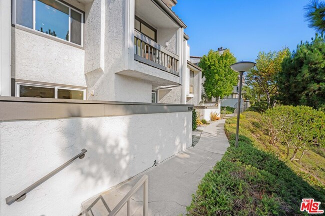 1758 Palisades Dr in Los Angeles, CA - Building Photo - Building Photo