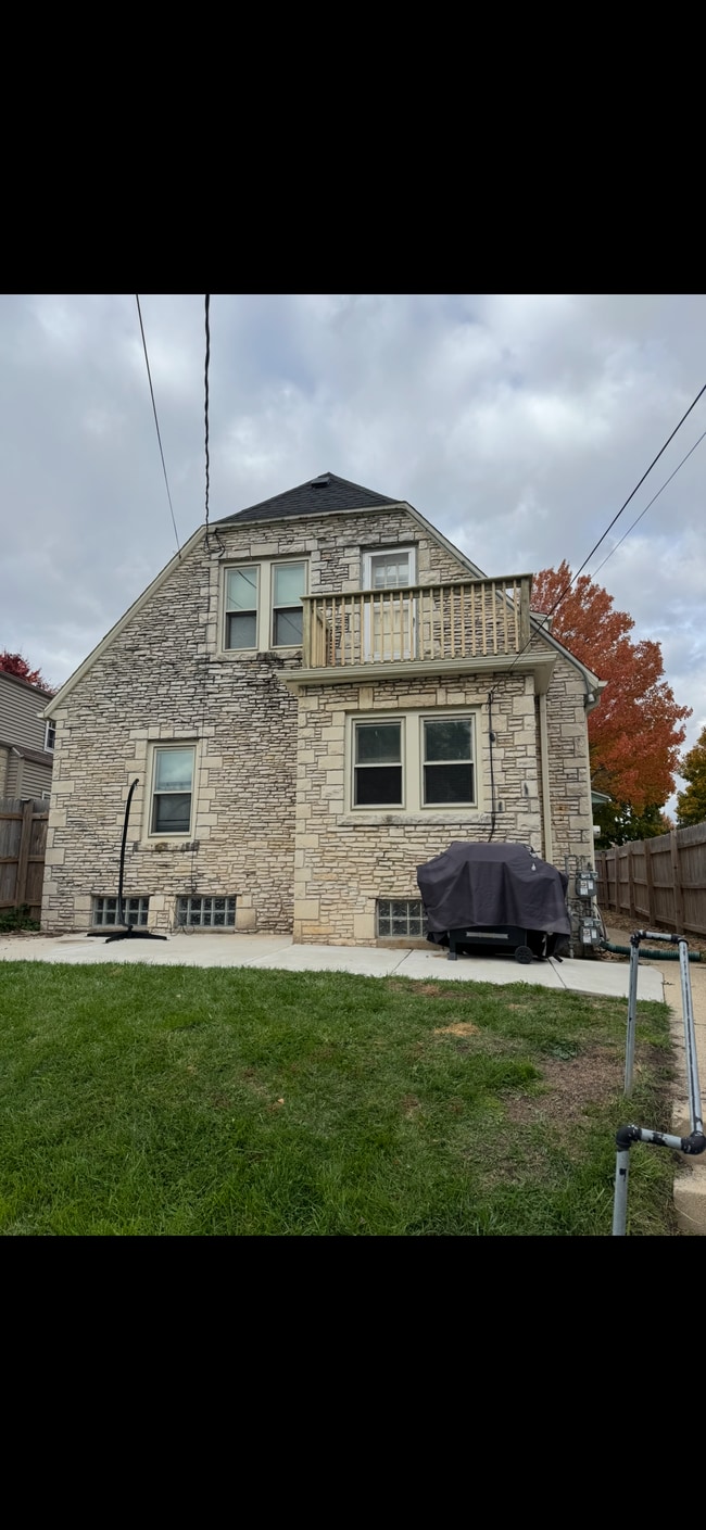 5733 W Fillmore Dr in West Allis, WI - Foto de edificio - Building Photo