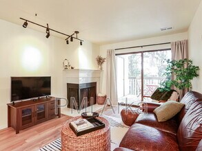 10819 NE 37th Pl in Bellevue, WA - Building Photo - Building Photo