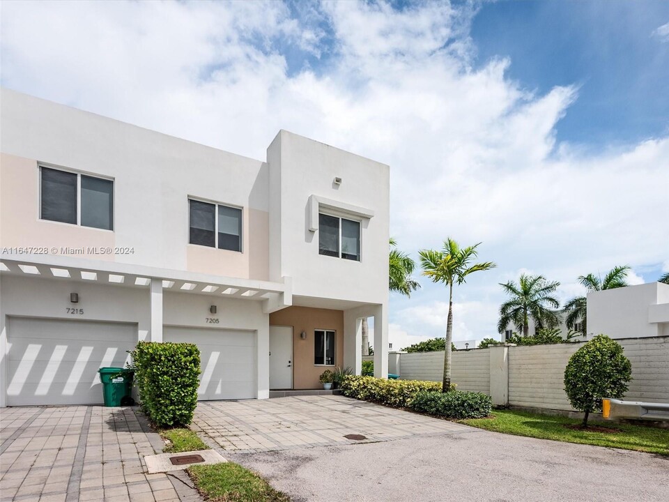 7205 NW 103rd Path in Doral, FL - Foto de edificio