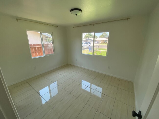 612 S R St in Tulare, CA - Building Photo - Building Photo
