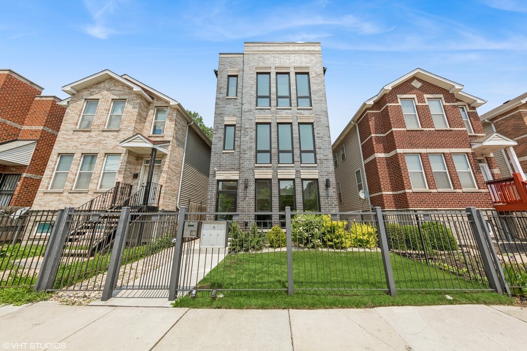 2332 W Jackson Blvd in Chicago, IL - Building Photo