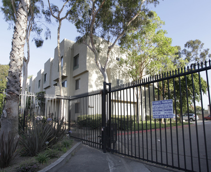 Hamlin Estate Apartments in North Hollywood, CA - Building Photo