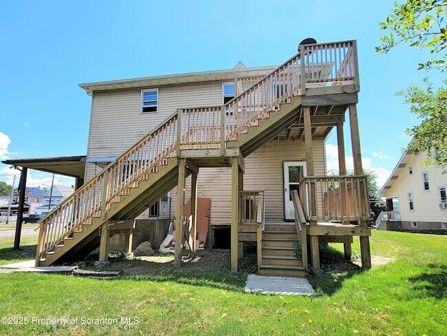 134 S Main St, Unit E in Archbald, PA - Foto de edificio - Building Photo