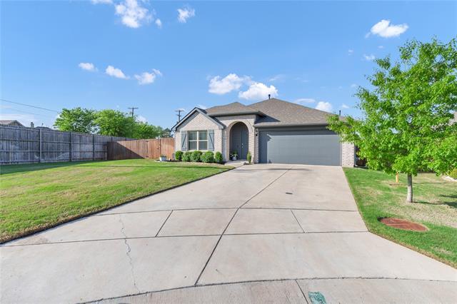 1068 Fairfax Dr in Godley, TX - Building Photo