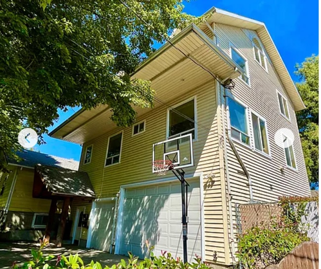 property at 1719 SE Miller St