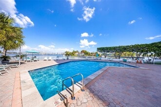 2841 NE 163rd St in North Miami Beach, FL - Foto de edificio - Building Photo