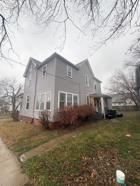 723 W Armstrong Ave in Peoria, IL - Building Photo