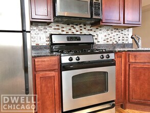 521 W Belmont Ave, Unit 2 in Chicago, IL - Building Photo - Building Photo