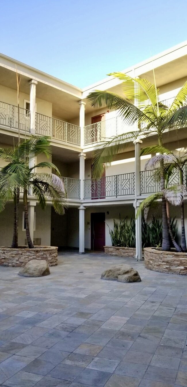 4407 Francis Ave, Unit 204 in Los Angeles, CA - Building Photo - Building Photo