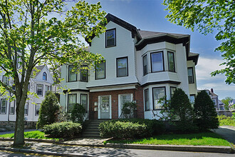 141 Brown St, Unit 2 in Waltham, MA - Building Photo - Building Photo