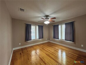 237 E Garza St in New Braunfels, TX - Foto de edificio - Building Photo