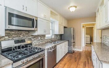 7105 Sunset Terrace in Windsor Heights, IA - Building Photo - Building Photo