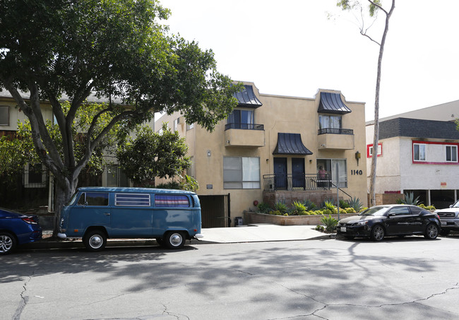 1140 N Ogden Dr in Los Angeles, CA - Building Photo - Building Photo