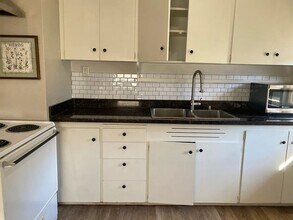 Charming 2-Bedroom Houghton Bungalow in Kirkland, WA - Building Photo - Building Photo