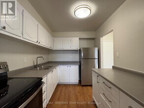 5611 Valley Wy in Niagara Falls, ON - Building Photo - Building Photo