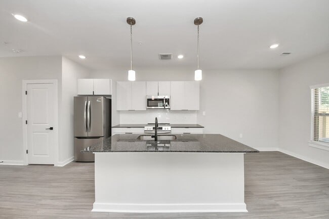 7711 Longmire Rd in Conroe, TX - Building Photo - Building Photo