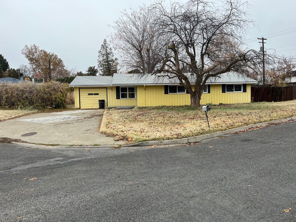 212 Westover Dr in Yakima, WA - Building Photo