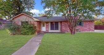 1100 Dominik Dr in College Station, TX - Building Photo