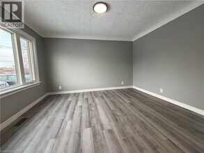 90 Lorne St in St Catharines, ON - Building Photo - Building Photo