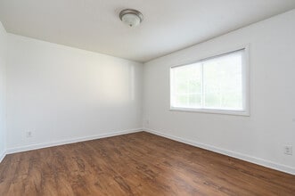 Hollywood/Shawnee Apartments in Atlanta, GA - Building Photo - Interior Photo