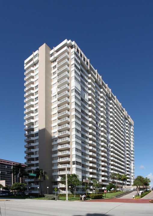 The Hemispheres in Hallandale Beach, FL - Foto de edificio