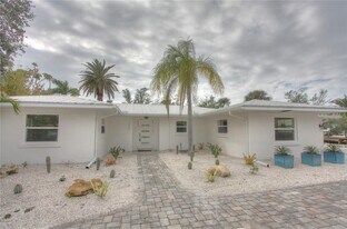 306 Island Cir in Siesta Key, FL - Building Photo