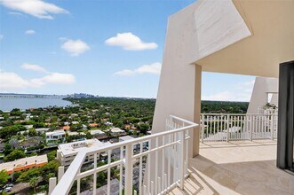 2000 Towerside Terrace in Miami, FL - Building Photo - Building Photo