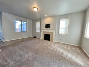 3075 Flame Tree Ln NW in Albany, OR - Building Photo - Building Photo