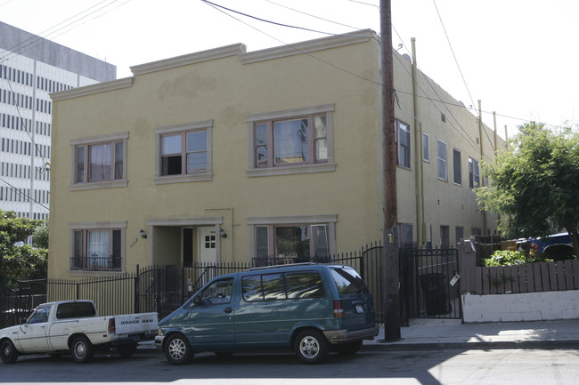 1044 N Bonnie Brae St in Los Angeles, CA - Foto de edificio - Building Photo