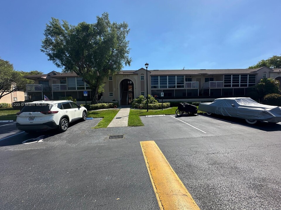 4760 NW 102nd Ave, Unit 104-12 in Doral, FL - Foto de edificio