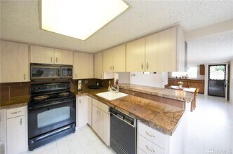 1024 SW 120th St in Seattle, WA - Foto de edificio - Building Photo