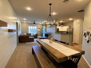 4685 Apulia Dr, Unit 201 in North Las Vegas, NV - Foto de edificio - Building Photo