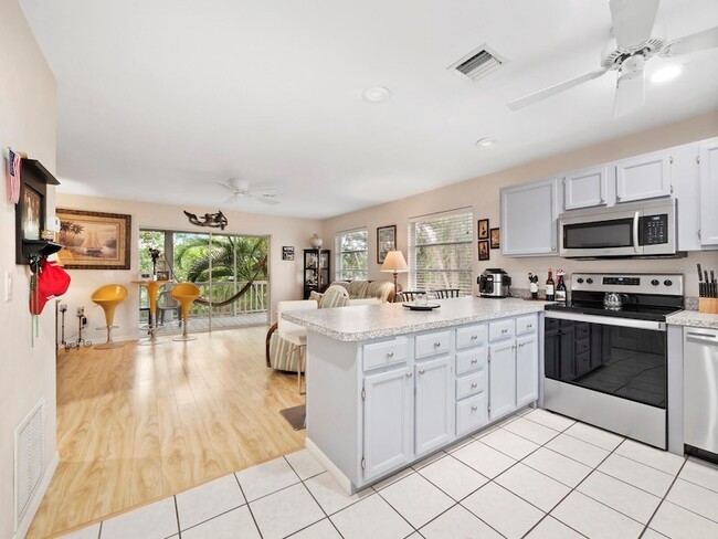 109 Shore Rd in Nokomis, FL - Foto de edificio - Building Photo