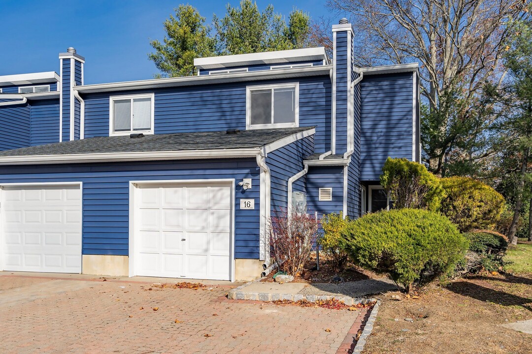 16 Spring Ct in Tinton Falls, NJ - Building Photo