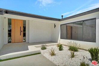 18053 Erwin St in Los Angeles, CA - Building Photo - Building Photo
