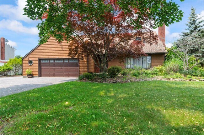1057 Carlls Straight Path in Dix Hills, NY - Building Photo - Building Photo