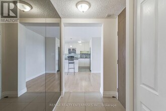 250 Scarlett Rd in Toronto, ON - Building Photo - Building Photo