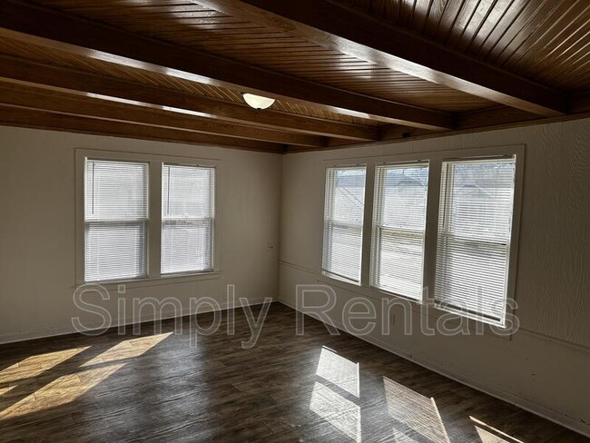 1406 Sycamore St in Commerce, TX - Building Photo - Building Photo