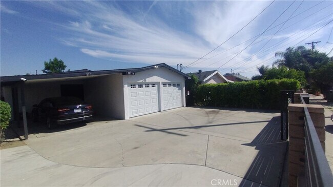 13714 Hoyt St in Los Angeles, CA - Building Photo - Building Photo