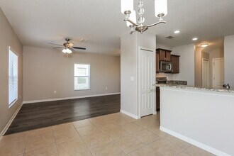 1048 Seminole Sky Dr in Ruskin, FL - Foto de edificio - Building Photo